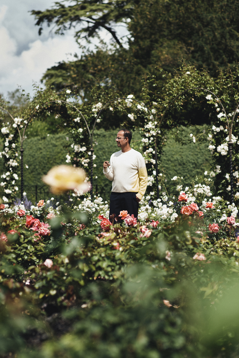 Tino Sehgal in the Rose Garden at Blenheim. Photo by Edd Horder Courtesy of Blenheim Art Foundation