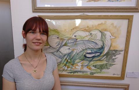 Felicitas Wagner in front of her watercolour painting