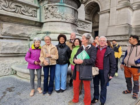 Walk around the Cinquantenaire area observing the buildings and architecture